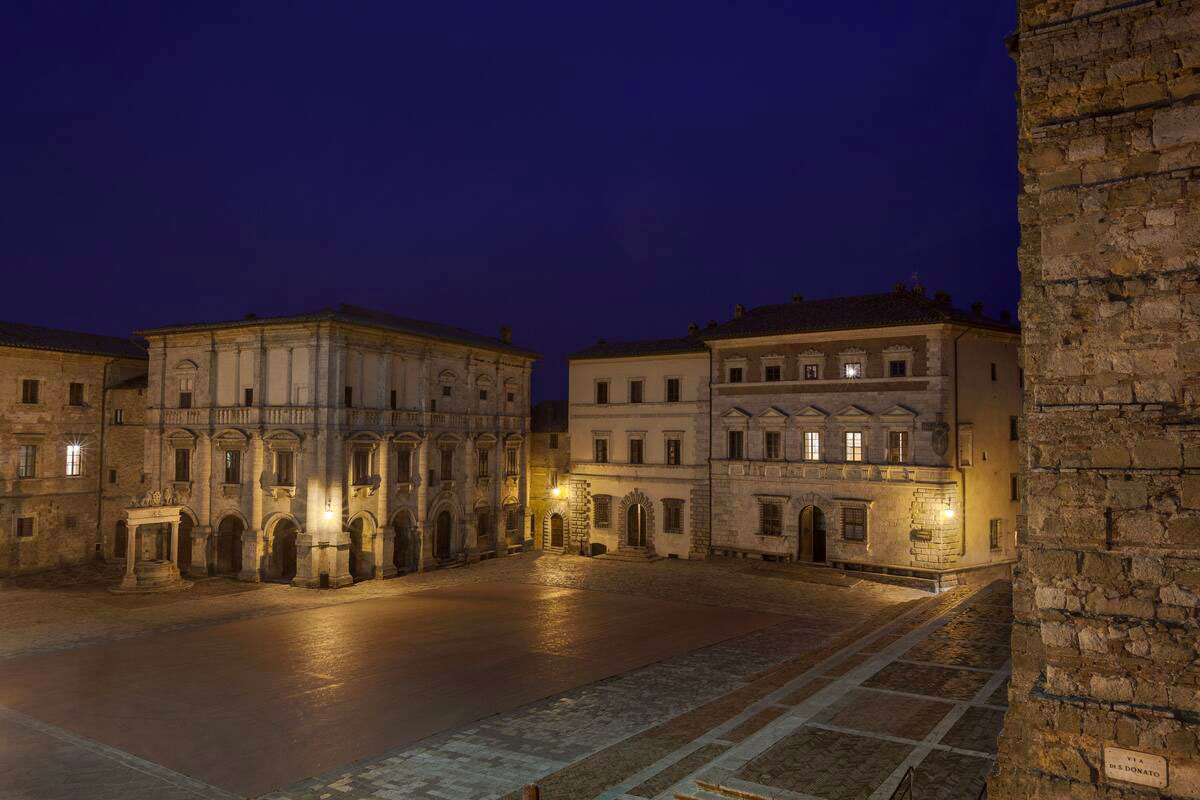 Vista Piazza Grande in notturna a Montepulciano